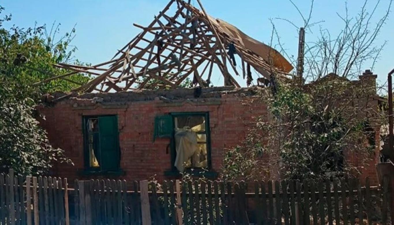 Окупанти в перший день нового навчального року пошкодили шкільний стадіон у Дніпрі