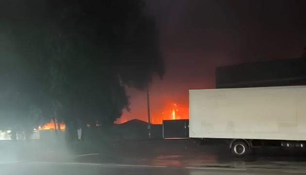 У Броварах внаслідок атаки російського безпілотника виникла пожежа на підприємстві