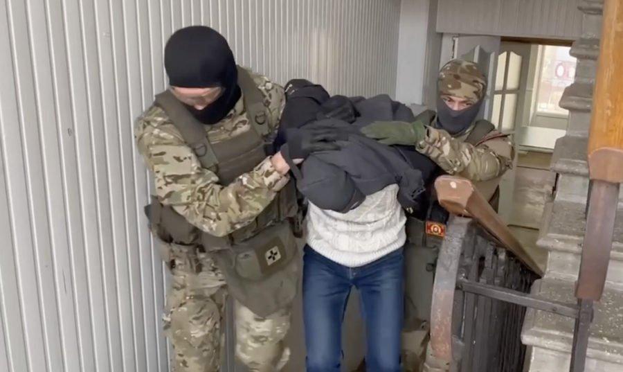 Сюжети про переслідування й суди: як росіяни через медіа залякують людей в окупації