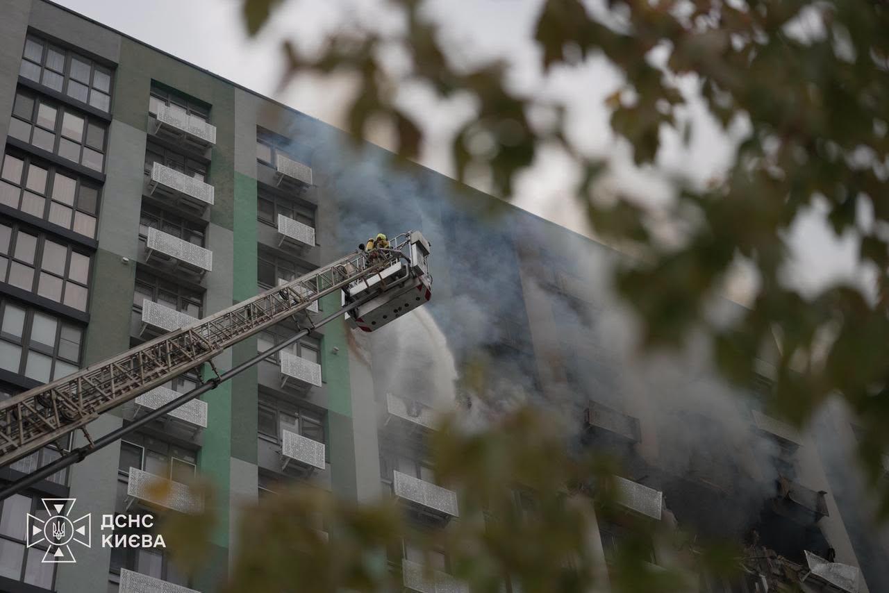 У Києві ліквідували пожежу у 16-поверховому будинку в Подільському районі через атаку РФ