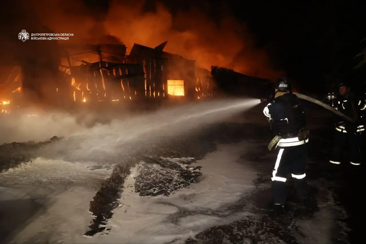 Двоє людей загинули внаслідок нічного удару росіян по підприємству у Дніпрі