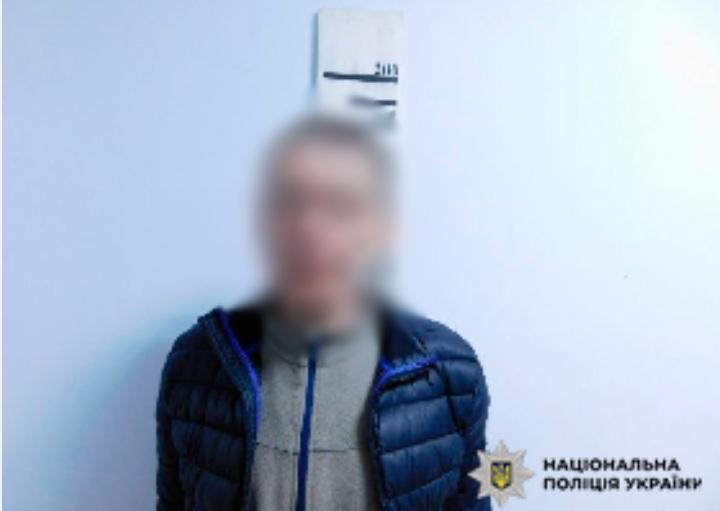 У Києві затримали чоловіка, який обікрав жінку в підземному переході під час ракетної атаки
