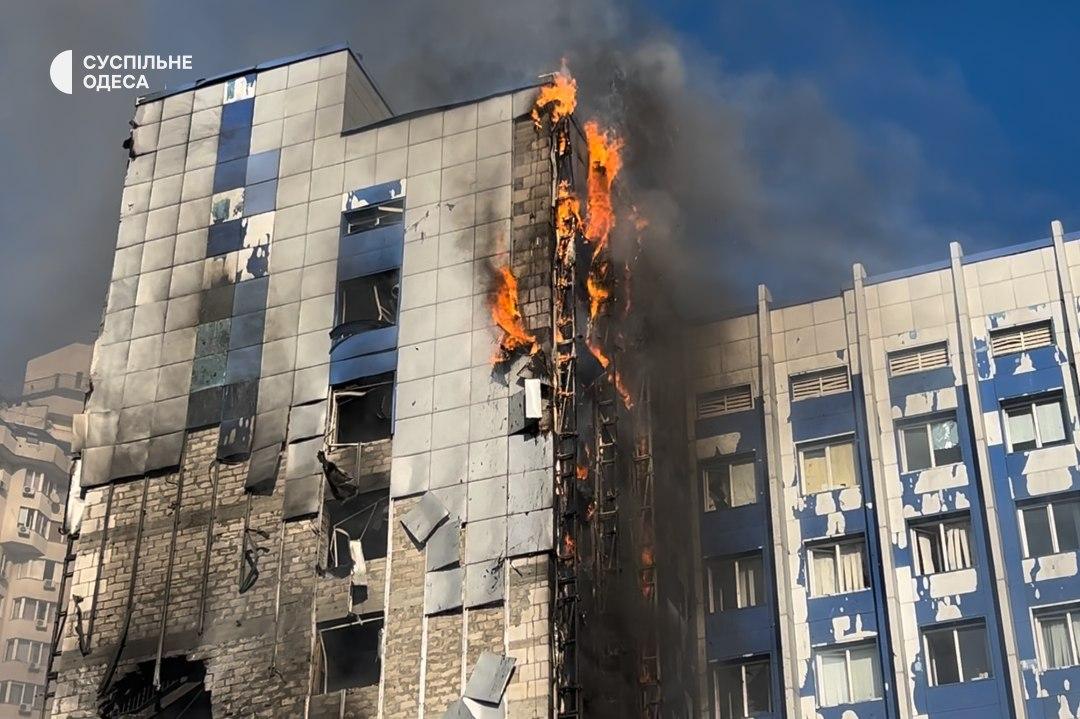 Зростає кількість поранених від удару РФ по центру Одеси, серед них двоє рятувальників