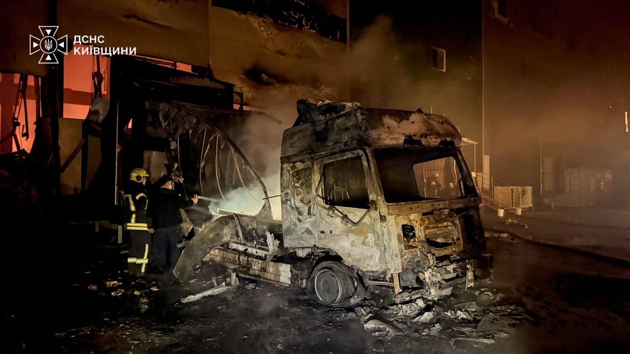 На Київщині рятувальники загасили пожежі у трьох складських приміщеннях після ворожого удару