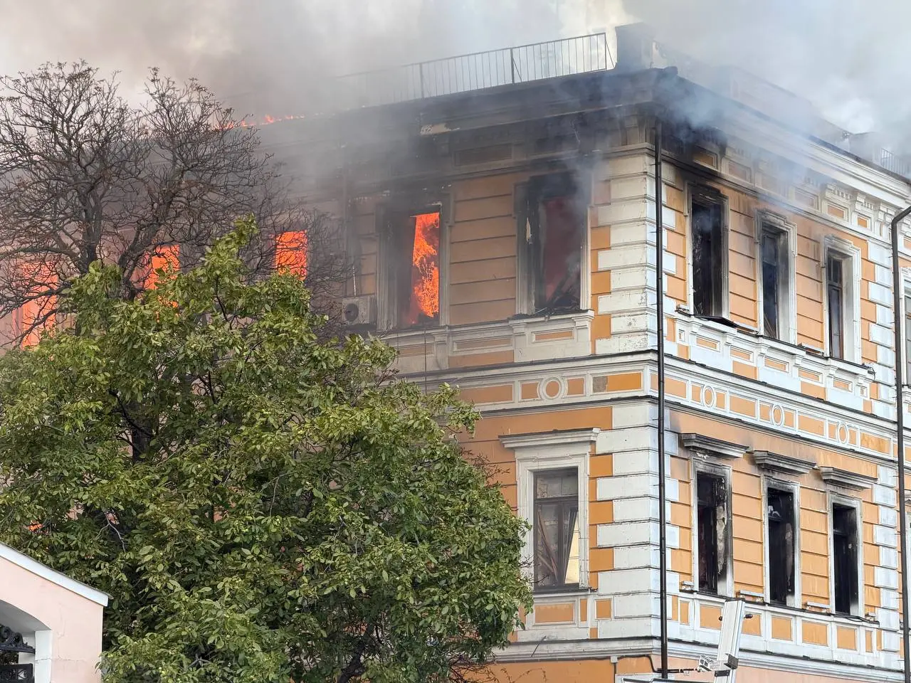 Росіяни вдарили дроном по будівлі НАН у Києві, є загиблі