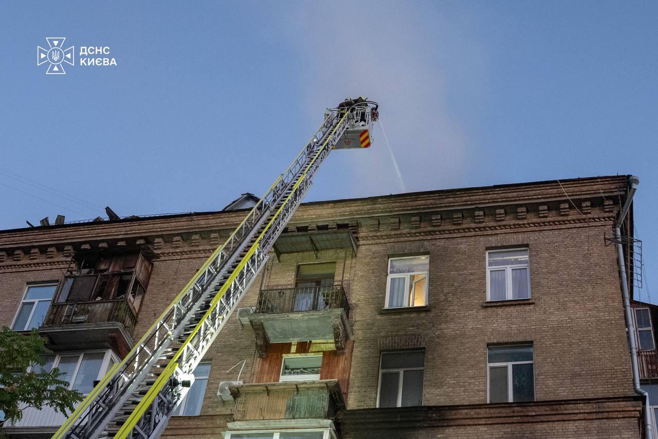 Росіяни вдарили по Києву балістичними ракетами та дронами, є пошкодження