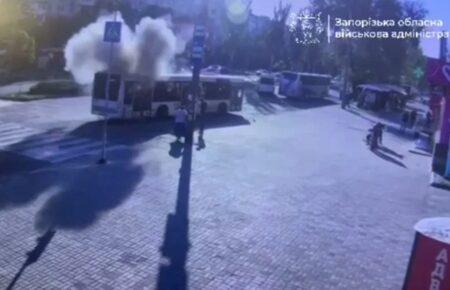 Росіяни атакували дроном пасажирський автобус у Запоріжжі (ВІДЕО)