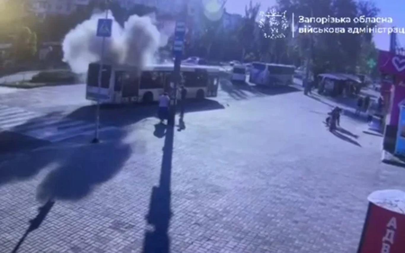 Росіяни атакували дроном пасажирський автобус у Запоріжжі (ВІДЕО)