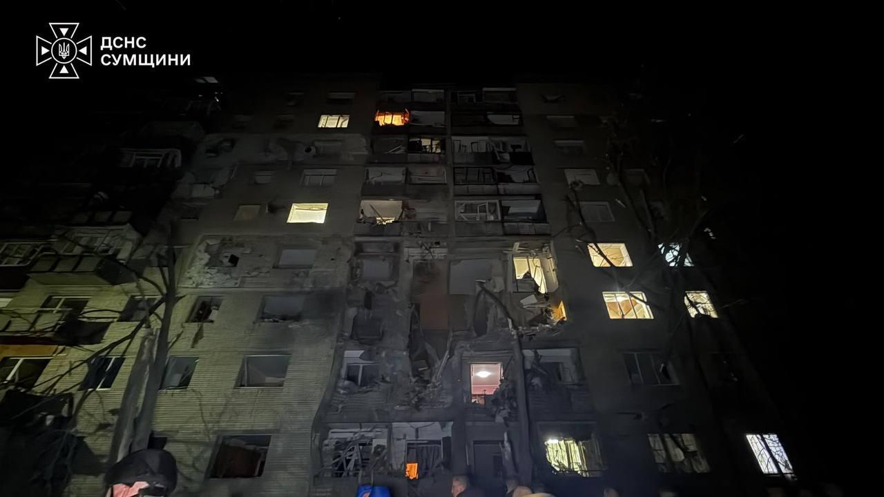 Російська авіабомба влучила в багатоповерхівку в Сумах, є загиблі та поранені