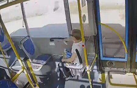 У Миколаєві внаслідок ворожої атаки пошкоджено будинок і тролейбуси
