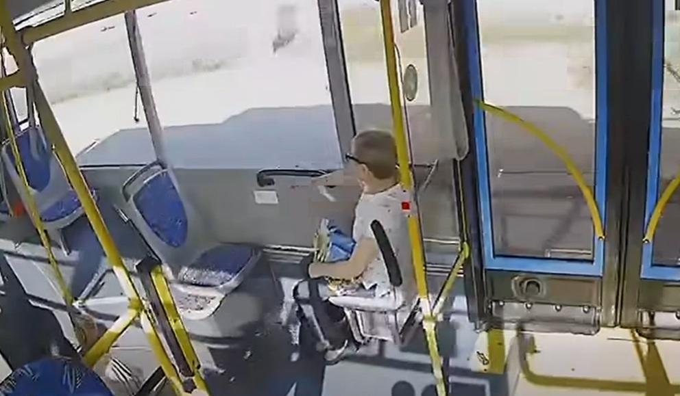 У Миколаєві внаслідок ворожої атаки пошкоджено будинок і тролейбуси