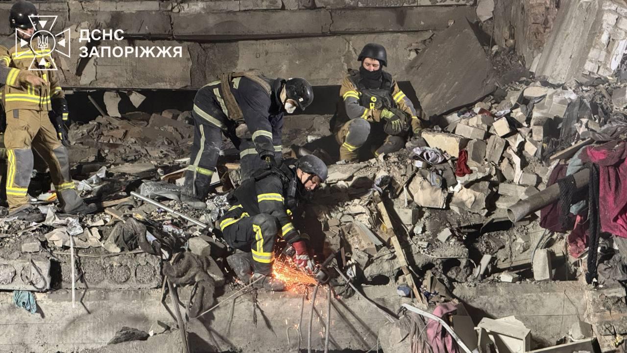 У Запоріжжі завершили пошуково-рятувальні роботи на місці удару РФ по житловому будинку