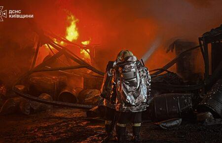 На Київщині триває ліквідація пожежі, яка виникла на промисловому підприємстві внаслідок атаки РФ (ФОТО)
