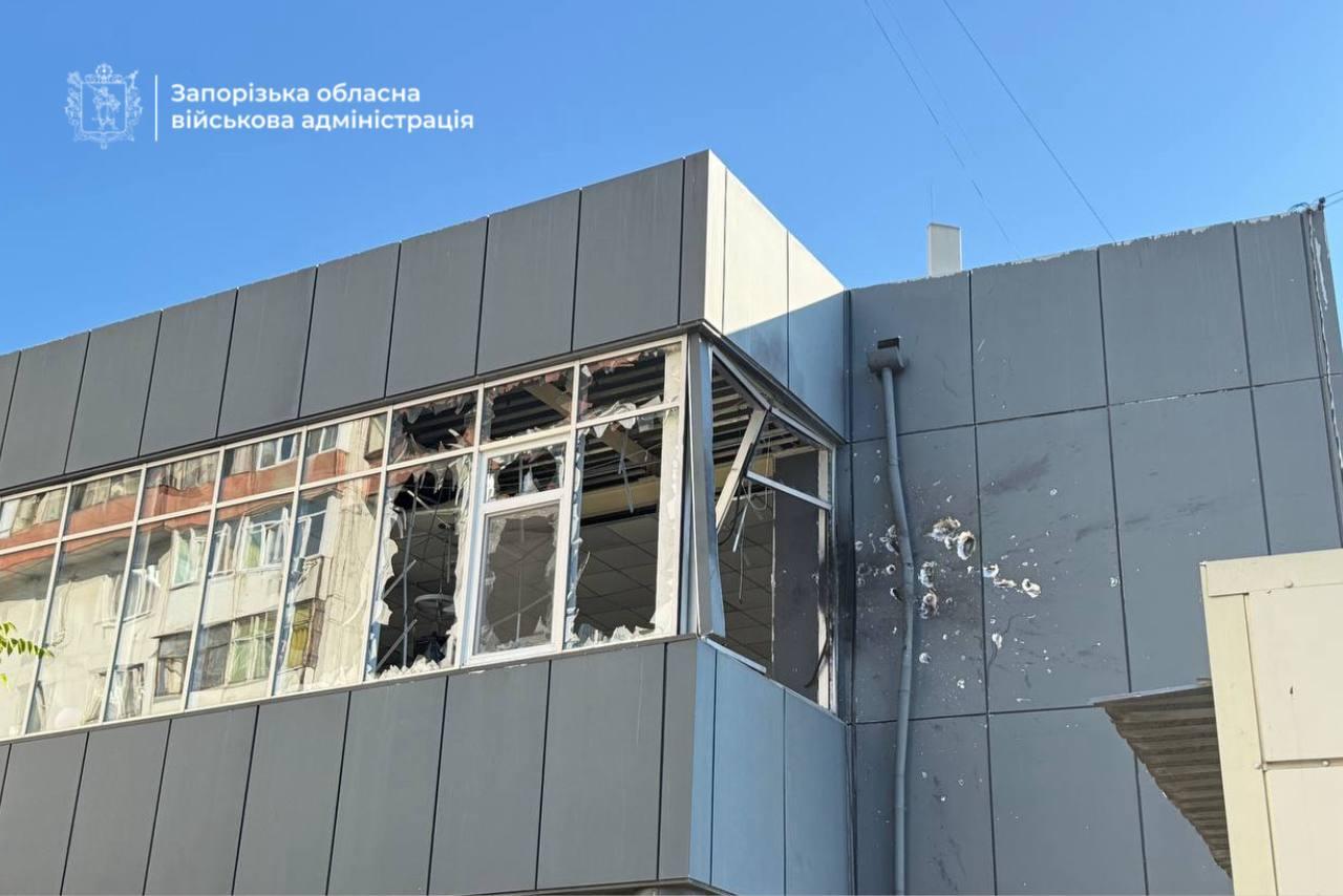 Російський FPV-дрон влучив у будівлю спорткомплексу в одному з районів Запоріжжя — ОВА