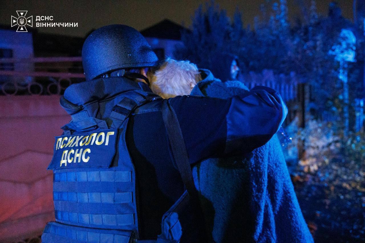 Росіяни вдарили дроном по п’ятиповерхівці у Вінниці, є поранені — ОВА