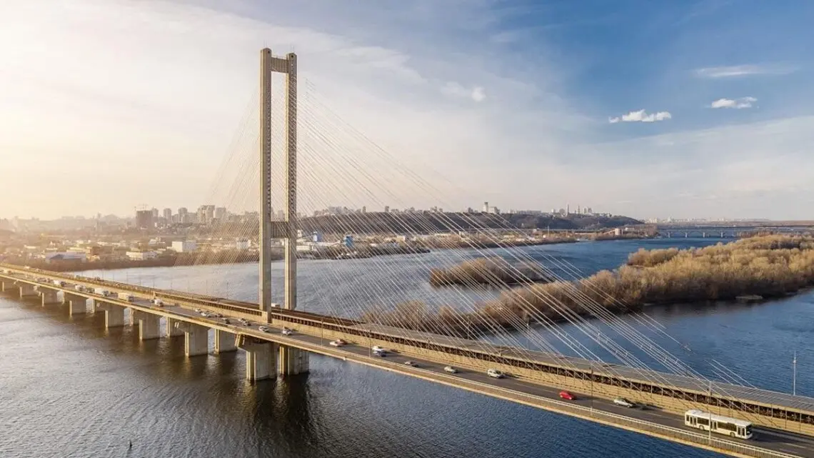 У столиці обмежили рух транспорту мостами через нічні обстріли РФ