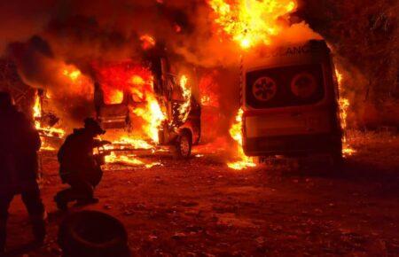 Росіяни цілеспрямовано вдарили по автомобілях «швидкої» і багатоповерхівці у Краматорську
