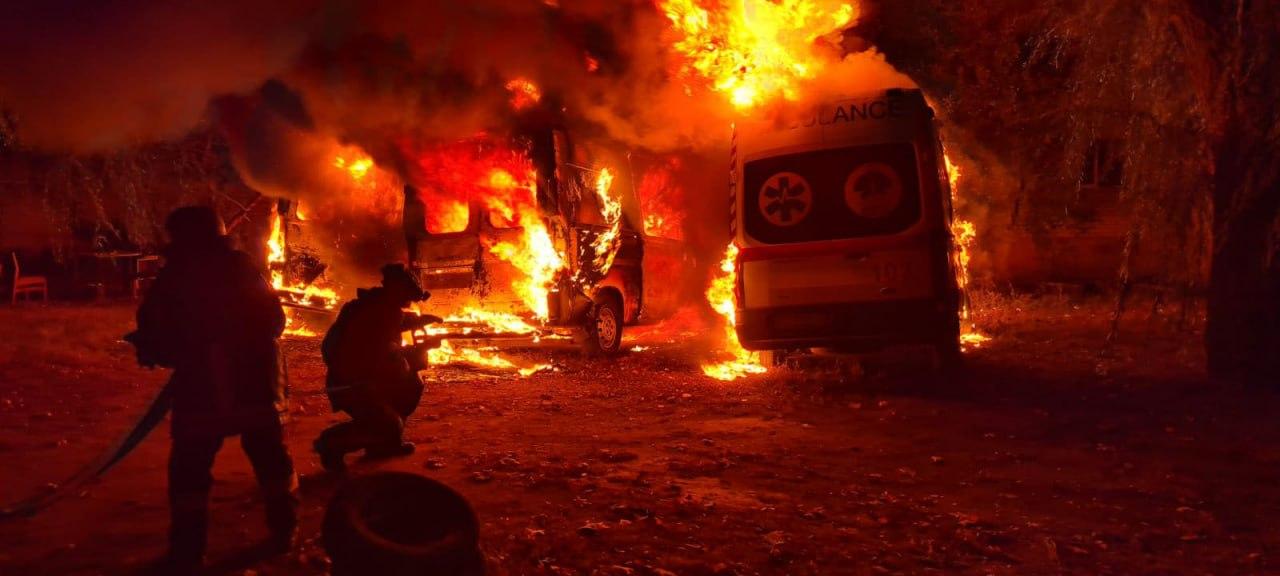 Росіяни цілеспрямовано вдарили по автомобілях «швидкої» і багатоповерхівці у Краматорську