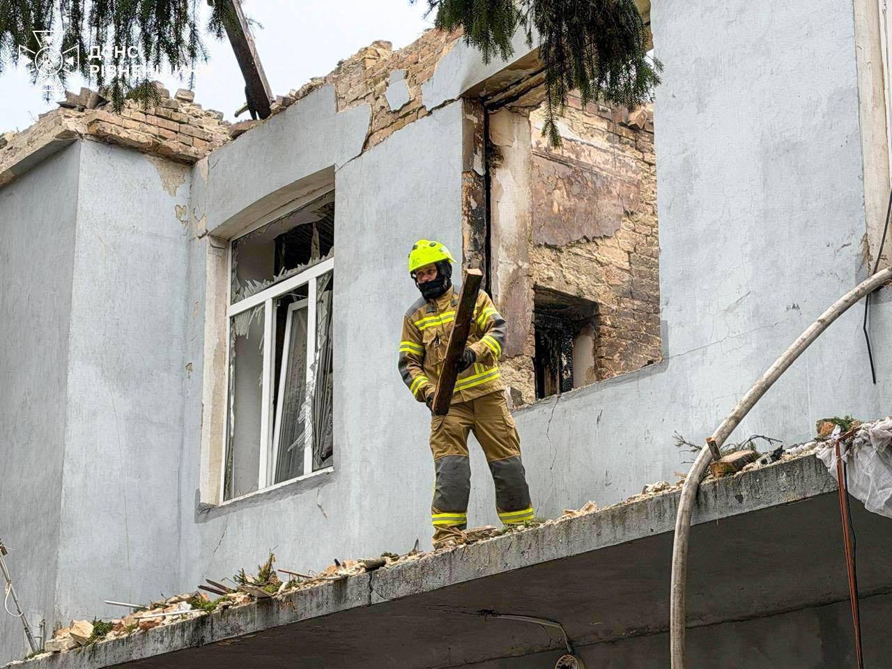 Через російський удар майже повністю згоріло приміщення музичного факультету Рівненського державного гуманітарного університету (ФОТО)
