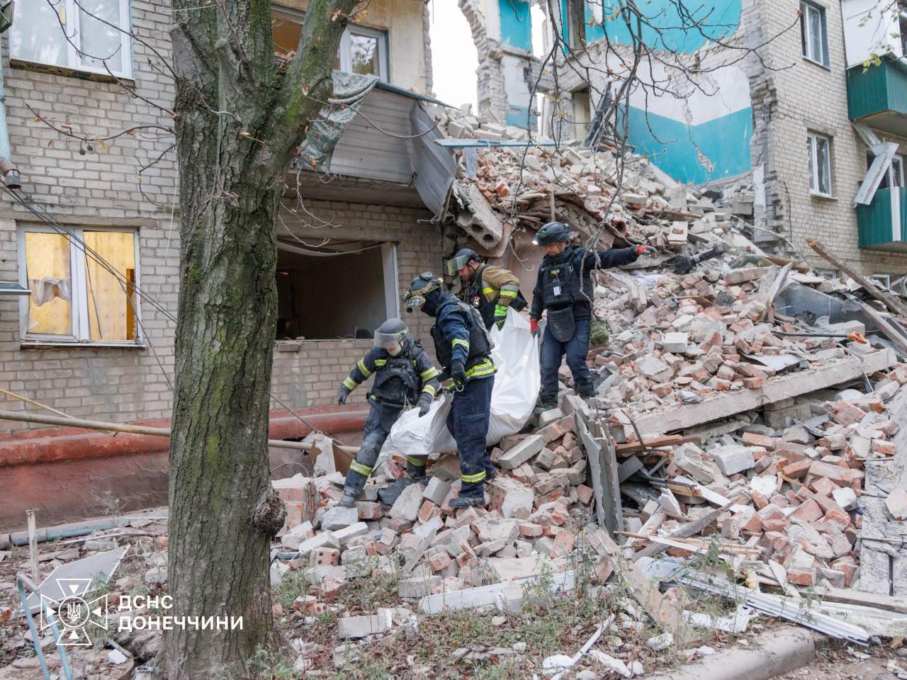 Рятувальники 5 днів розбирали завали 5-поверхівок у Слов'янську після удару росіян: загинули 9 людей