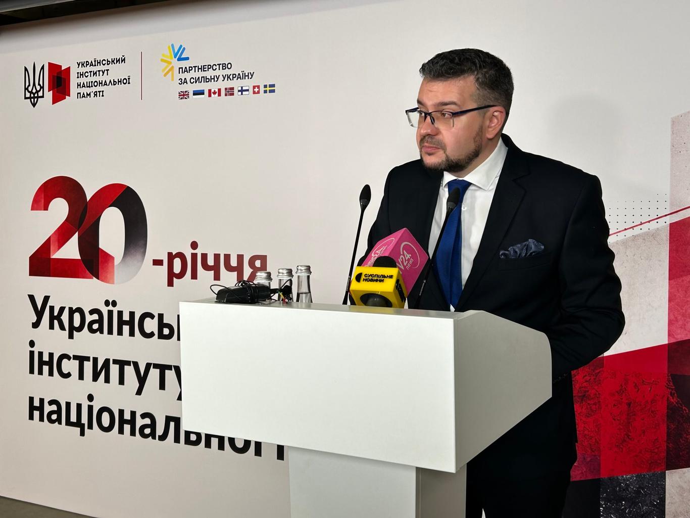 Понад 11 тисяч місць поховань українських діячів за кордоном зафіксували в Інституті нацпам’яті, – Алфьоров