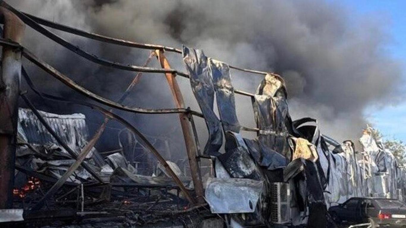 Росія вдарила по складах біля Дніпра: двоє загиблих, є поранені у важкому стані