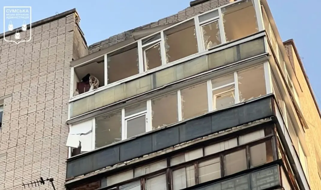 У Сумах внаслідок нічного удару дрона пошкоджено 3 багатоповерхівки