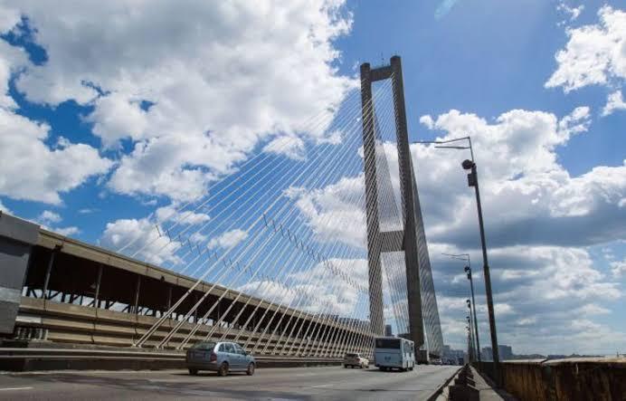 Через російську атаку в Києві тимчасово змінили рух метро та наземного транспорту через Південний міст