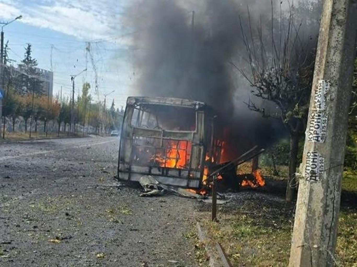 Удари по автобусах у Краматорську: вже 30 загиблих, рух громадського транспорту буде зупинено