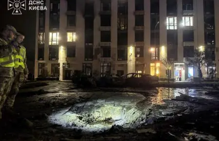 Росія двічі за вечір атакувала Київ — є влучання в будинок і об’єкт транспортної інфраструктури