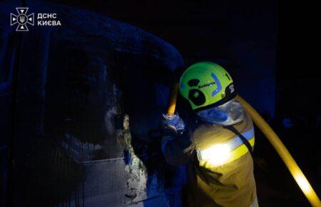 У Печерському районі Києва через падіння уламків палають автомобілі, — КМВА