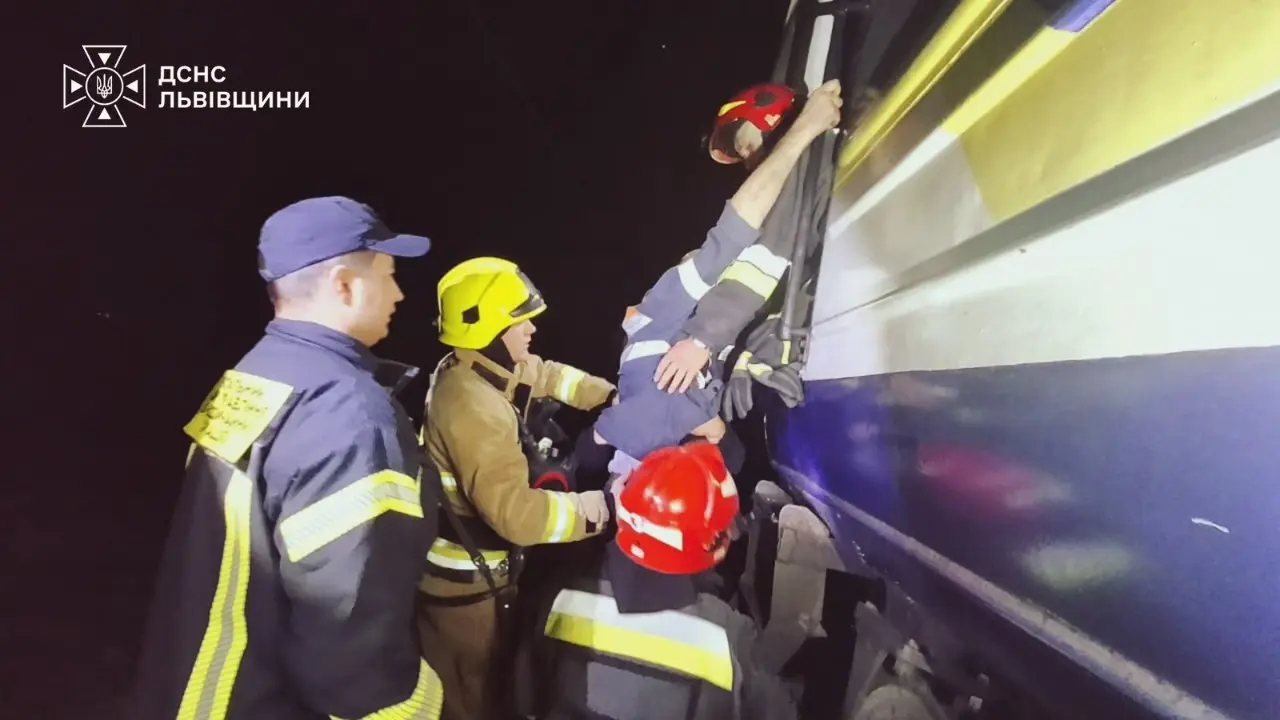 У Львові на станції «Підзамче» зіткнулися дизель-поїзд і електротяг: є постраждалі