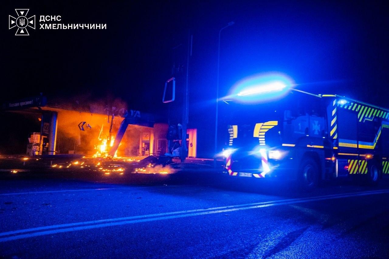 У Хмельницькому районі через уламки БпЛА загорілася АЗС: двоє поранених