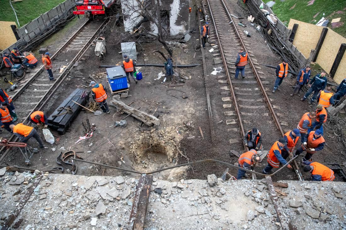 У Києві після нічної атаки ремонтують метро: до робіт залучили близько 70 фахівців