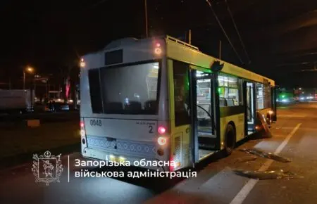 У Запоріжжі FPV-дрон влучив у маршрутний автобус: є постраждалий