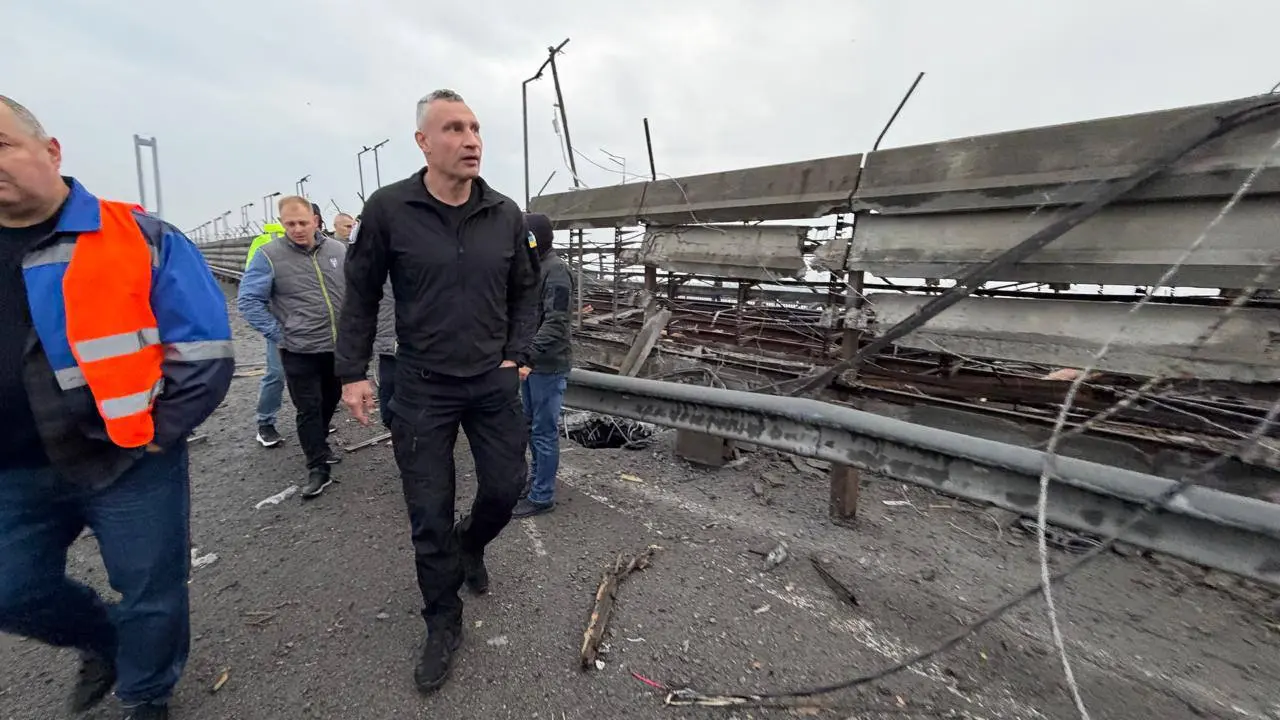 У Києві оцінюють пошкодження Південного мосту після нічного обстрілу
