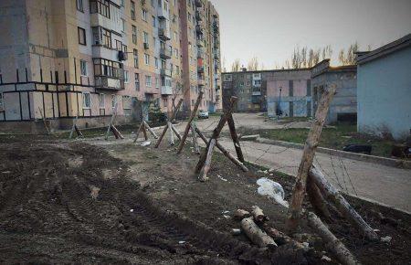 В Авдіївці багато людей, працює ринок і школа. Поранено 2 бійці — власкор