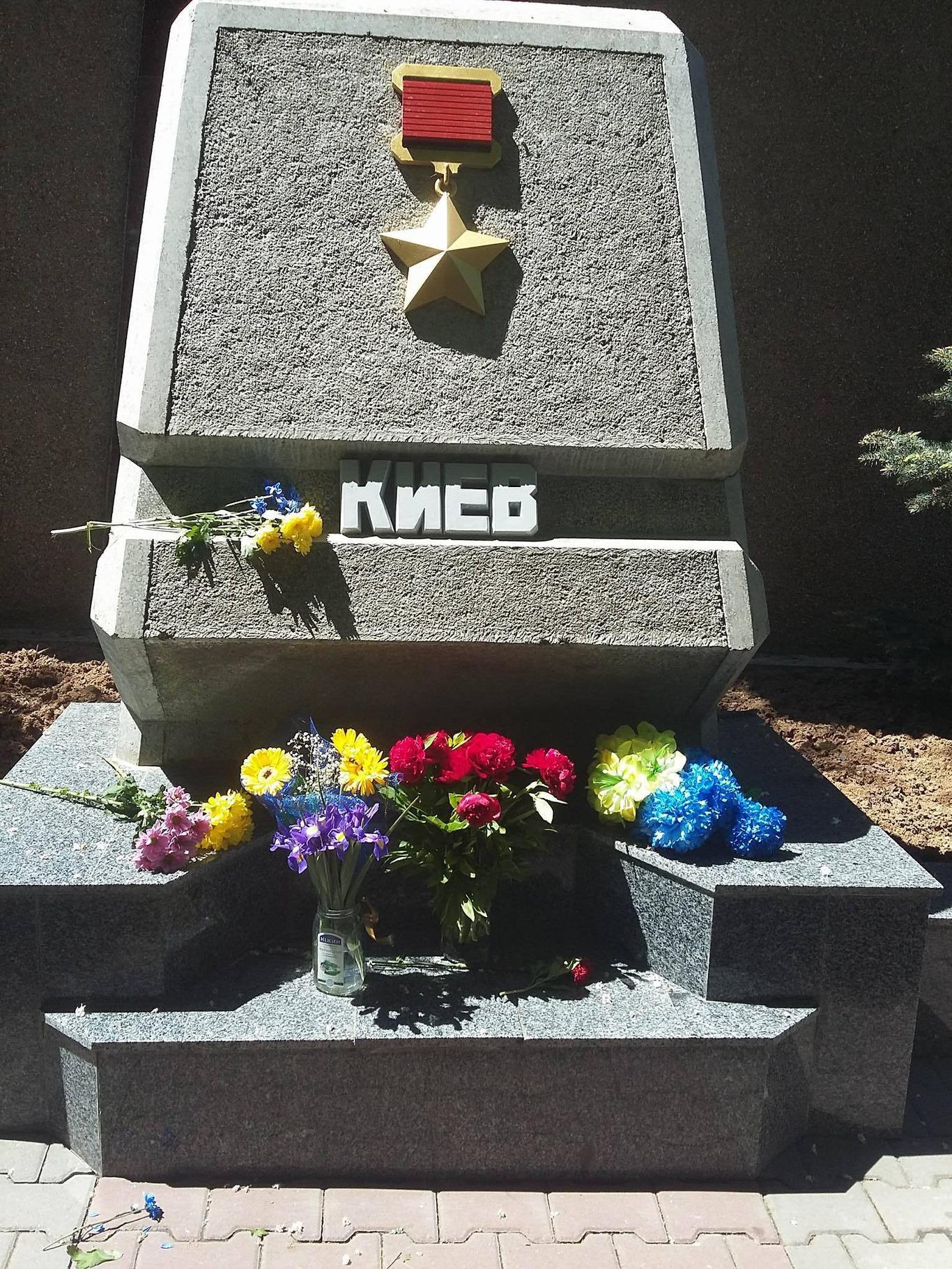 З алеї міст-героїв у Севастополі зникли жовто-блакитні букети