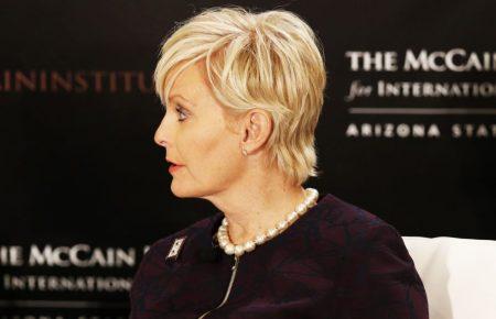 Багато жінок, які не зуміли втекти від війни, вимушені зайнятися проституцією, — Сінді Маккейн