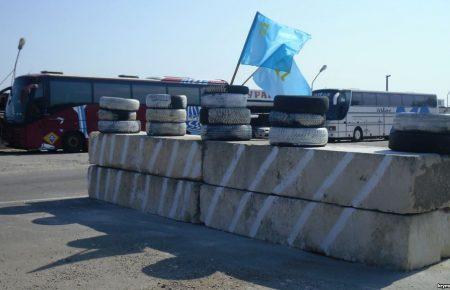 «Правий сектор» офіційно покинув Чонгар, але блокада триває