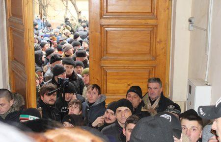 На суді над учасниками бійки на Драгобраті штовхалися і вибивали вікна