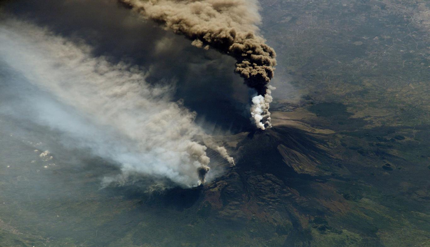 Де в Україні знаходиться єдиний діючий вулкан? Фото