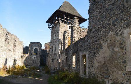 На Закарпатті руйнується унікальний Невицький замок
