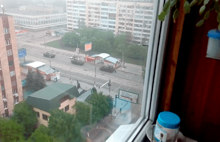 У Луганську з вікна зафільмували колону військової техніки
