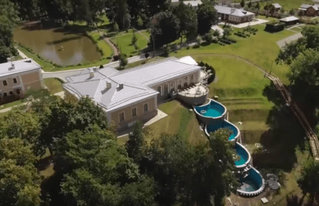 Як з висоти виглядає Межигір’я російського прем’єра Медведєва — відео