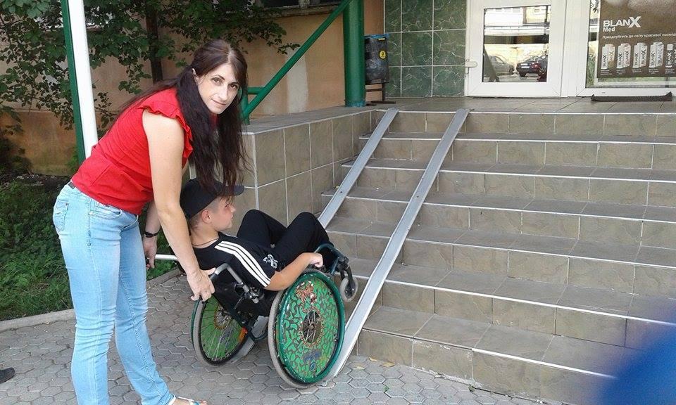 Ужгород недоступний для інвалідних візочків — мами особливих дітей