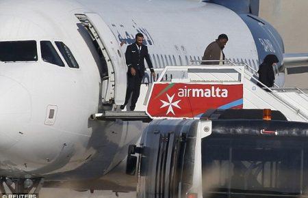 Викрадачі літака вже відпустили 65 пасажирів