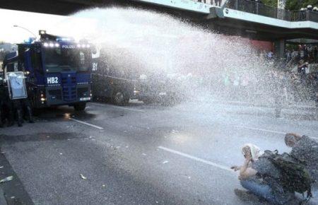 После протестов в Гамбурге полиция задержала более 100 человек (ВИДЕО)