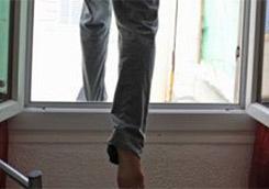 В Харькове подозреваемый, скрываясь от полиции, выпрыгнул с балкона и разбился