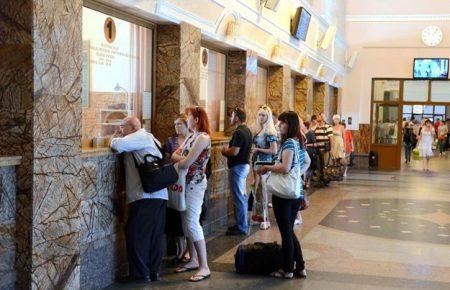 Укрзалізниця почала відшкодування пасажирам, які сім годин їхали стоячи
